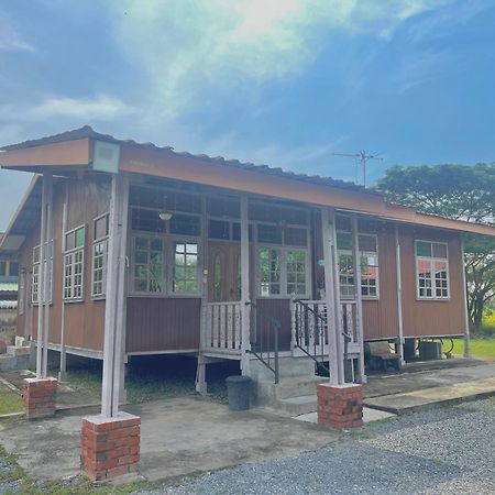 Tamteh Homestay Ayer Hitam Bagian luar foto