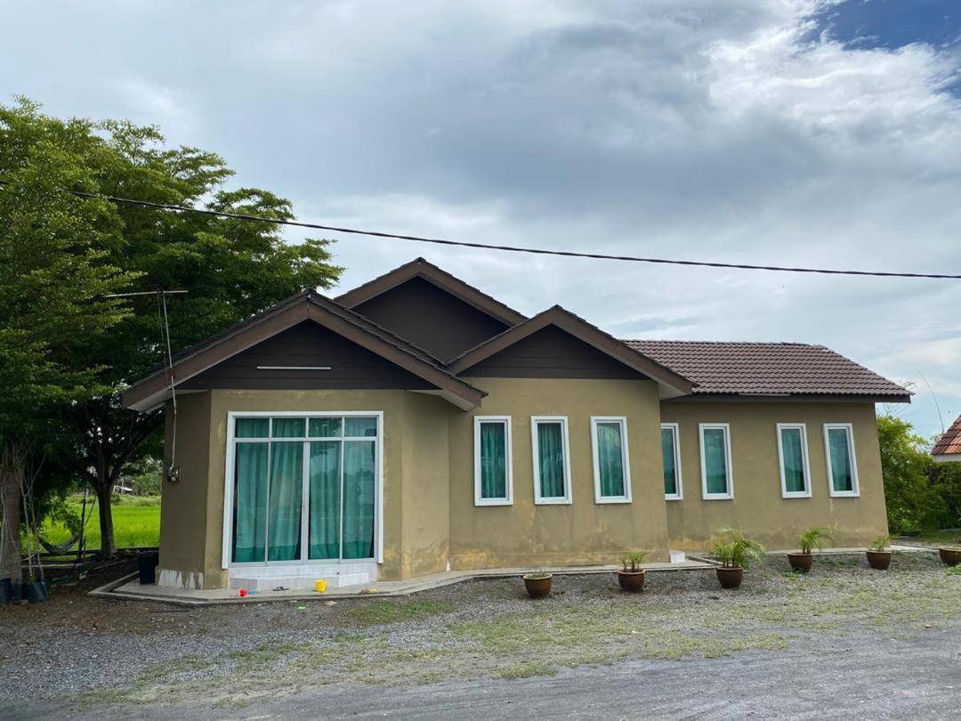 Tamteh Homestay Ayer Hitam Bagian luar foto