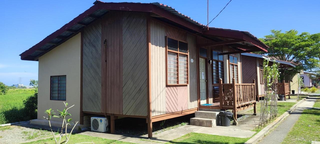 Tamteh Homestay Ayer Hitam Bagian luar foto