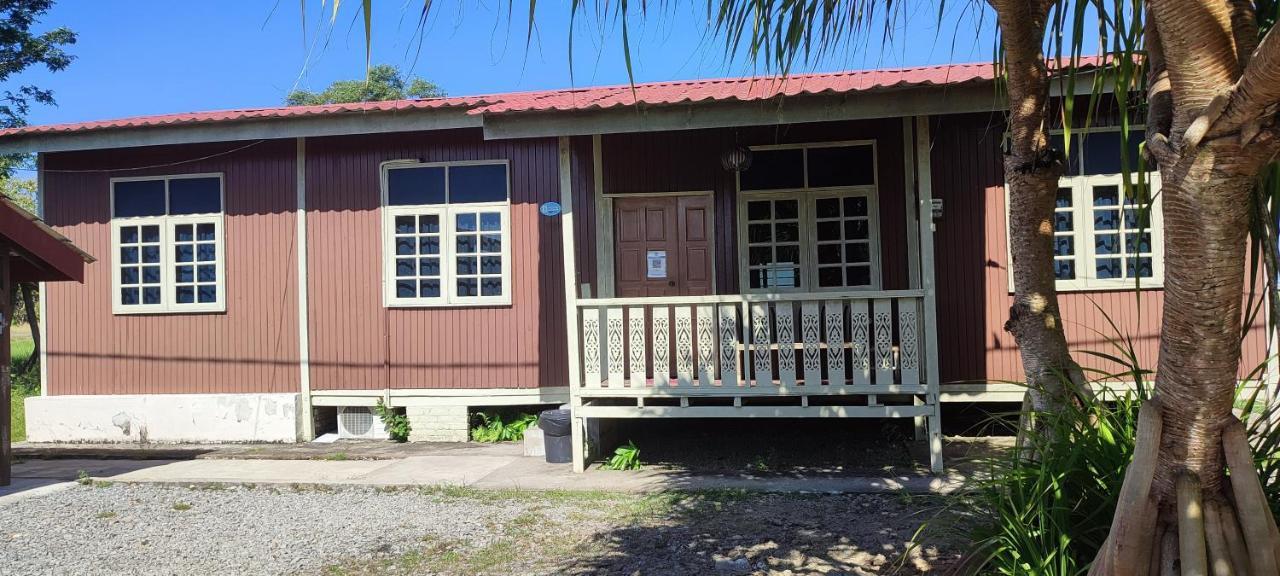 Tamteh Homestay Ayer Hitam Bagian luar foto